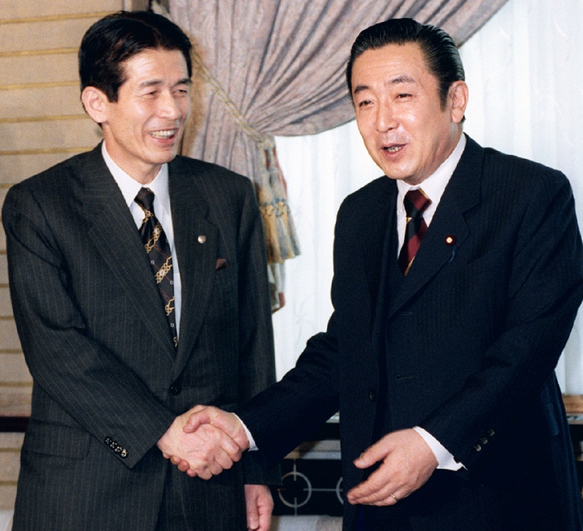輸送船の接岸拒否問題で橋本龍太郎首相(右)と会談する木村守男知事。会談実現を受けて接岸を許可した。国に物申せる知事として存在感を高めていった=1998年3月、首相官邸
