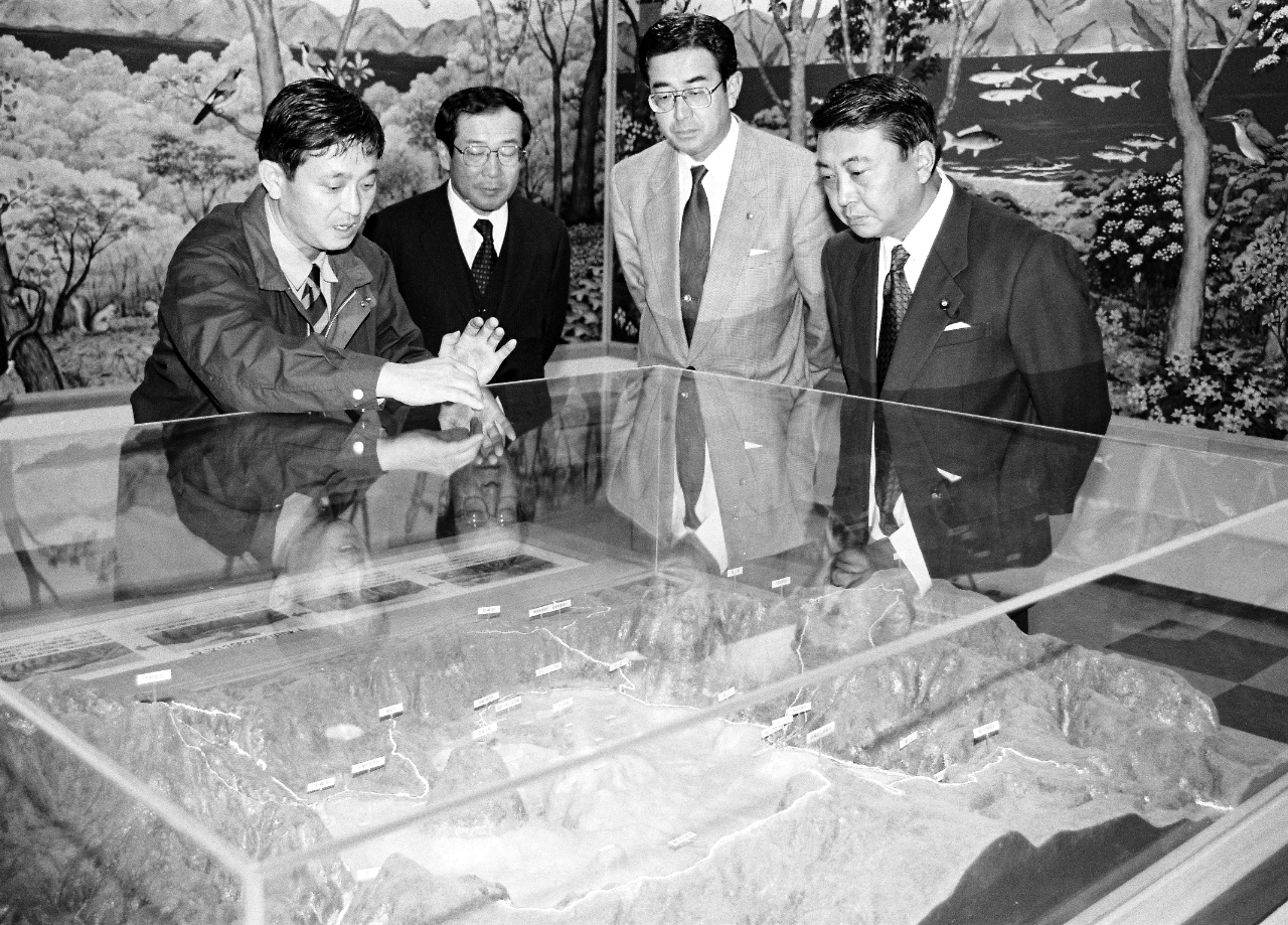 環境庁長官として十和田湖のビジターセンターを視察する大島理森氏(右)。在任5カ月ながらも48歳での初入閣は政界での大きなステップとなった=1995年12月