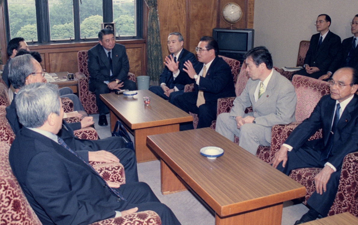 政党間の合意形成に向けて調整と妥協、決断を図る国会対策委員会。各党の国対委員長会談もその場の一つ。中央奥は自民の国対委員長になった大島理森氏=2002年5月