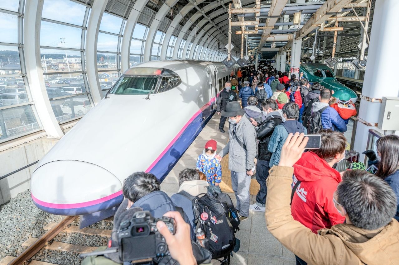 開業当時に運行されていたE2系車両「はやて」が団体専用臨時列車として特別運行され、八戸駅に姿を見せた。隣には通常運行の「はやぶさ」が到着し、新旧車両が並ぶ光景に鉄道ファンが沸いた=3日