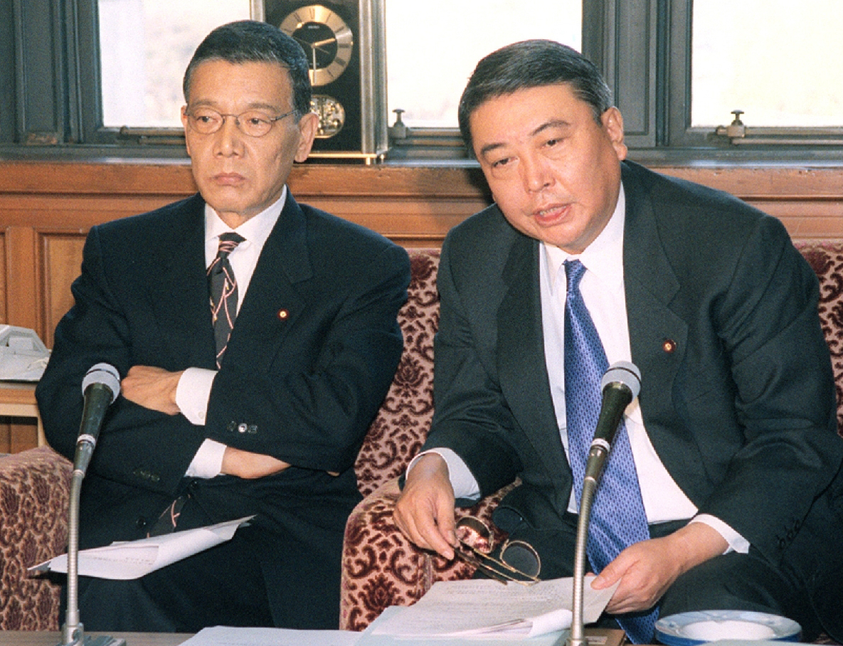 国会改革に関するプロジェクトチーム会合後、記者会見する自民党の大島理森国対副委員長(右)と、自由党の中西啓介選挙対策委員長=1999年3月、国会