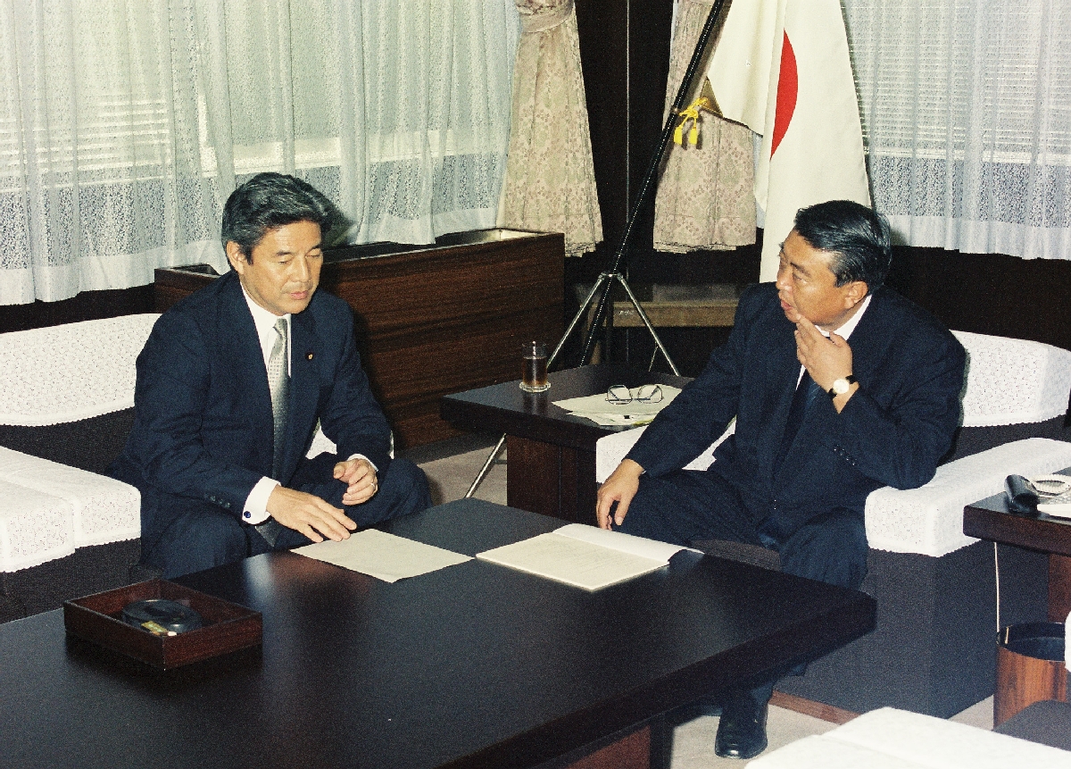 中曽根弘文氏(左)から文相の引き継ぎを受ける大島理森氏=2000年7月、文部省