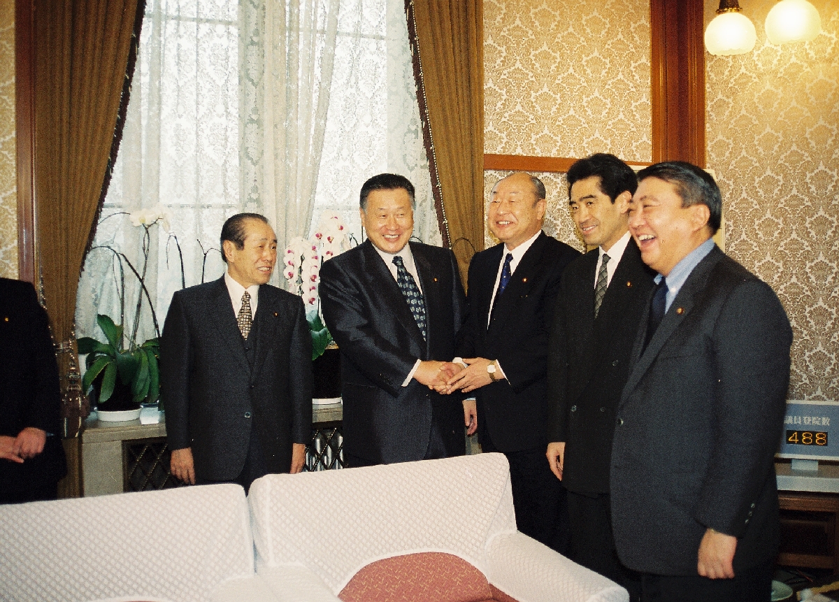 森喜朗新首相(左から2人目)のあいさつを受ける大島理森議院運営委員長(右)ら=2000年4月、国会