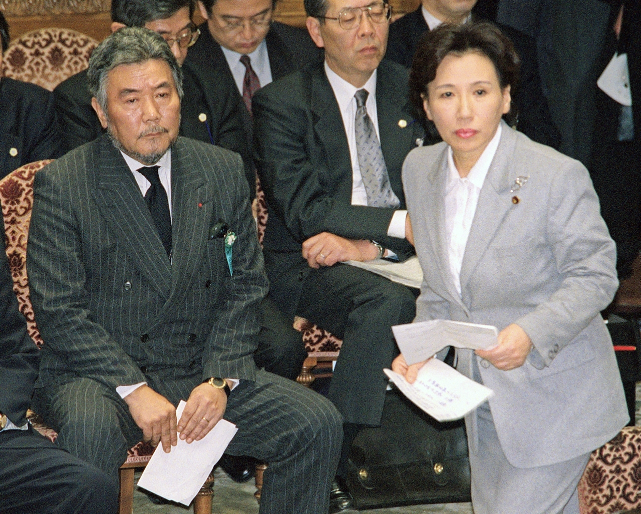 衆院予算委に出席した田中真紀子外相(右)と野上義二事務次官=2002年1月