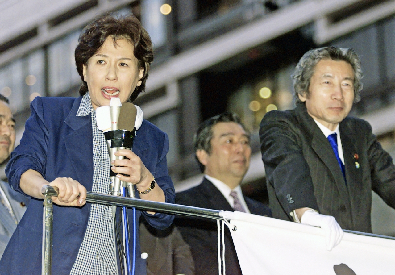自民党総裁選で街頭演説する小泉純一郎氏(右)と田中真紀子氏。二人のコンビは全国的に旋風を巻き起こした=2001年4月、横浜市内