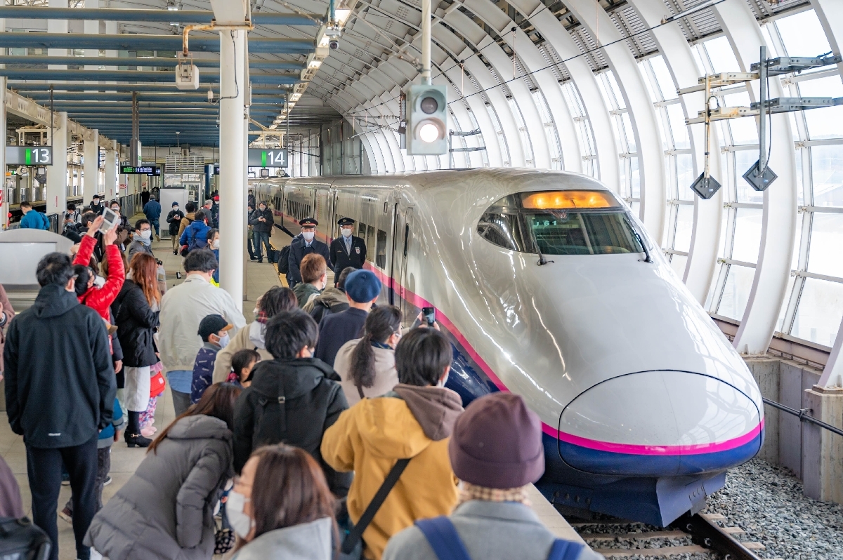 特別運行で八戸駅に入線した車両E2系。大勢の人が写真に収めていた=3日午前11時50分ごろ