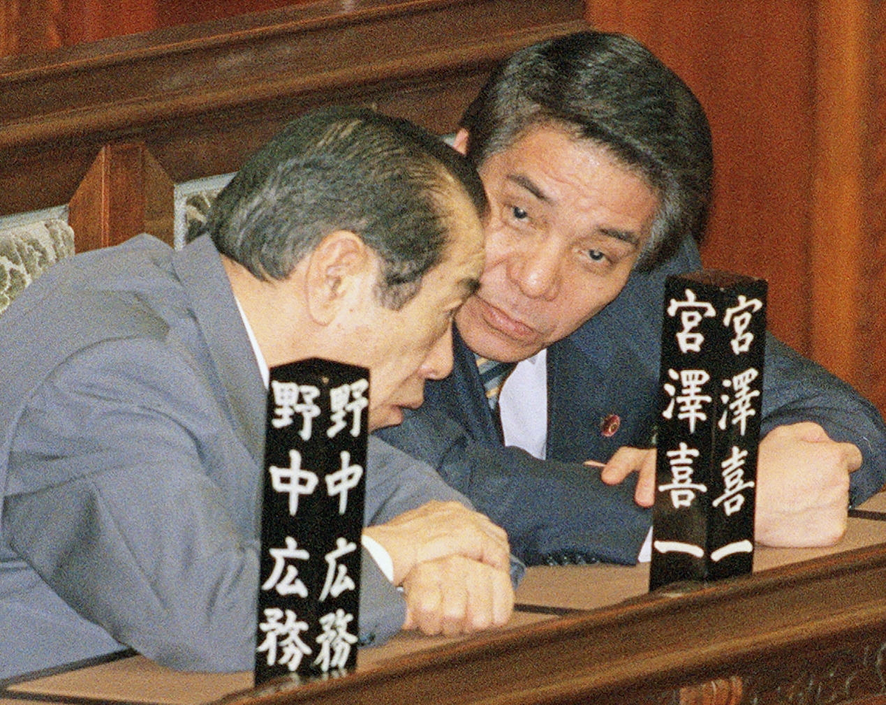強い信頼関係を築き、数々の難局を乗り切った野中広務官房長官(左)、古賀誠国対委員長のコンビ=1999年8月、国会