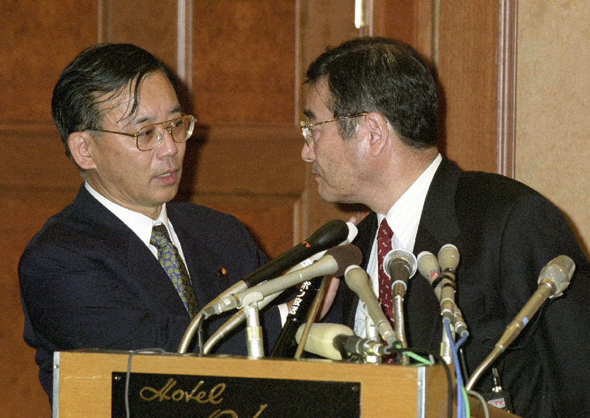 衆院本会議に出席して内閣不信任案に賛成しようとする加藤紘一氏(右)を引き留める谷垣禎一氏。「加藤の乱」は不発に終わった=2000年11月