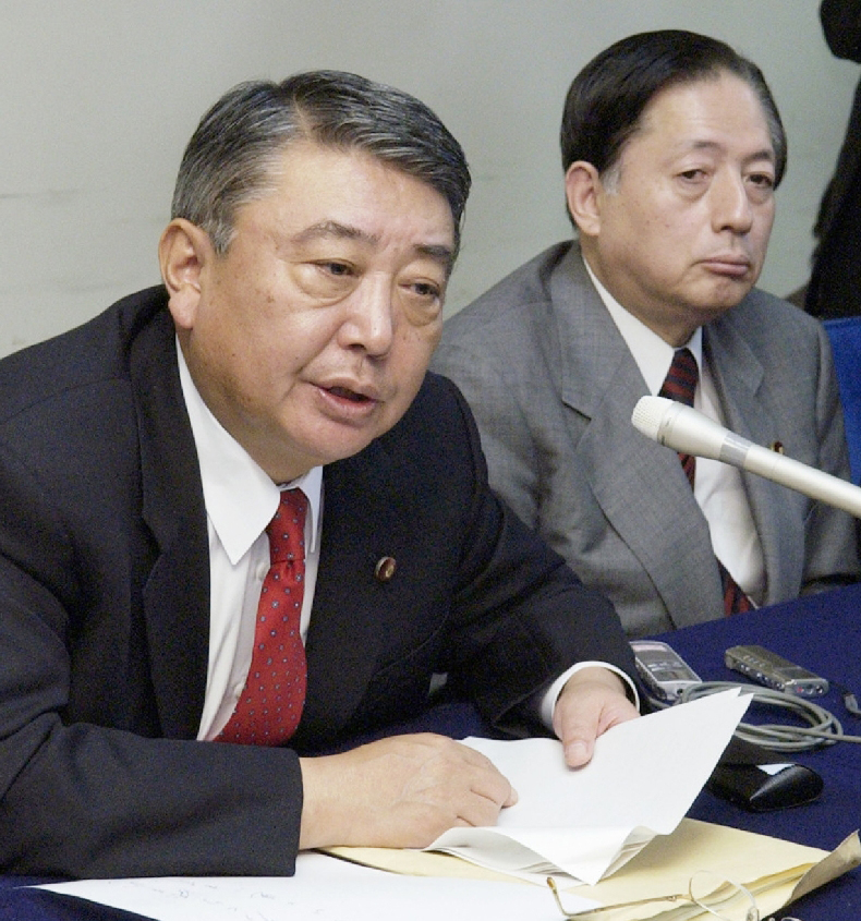 教育基本法改正に関する与党プロジェクトチームの会合後に記者会見する大島理森座長(左)と、公明党の太田昭宏氏=2006年4月、衆院議員会館