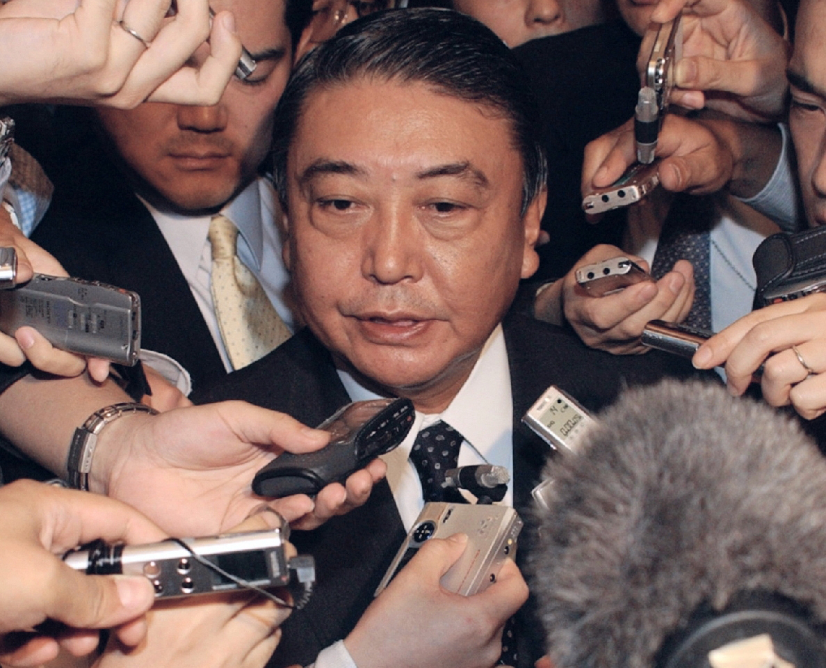 秘書の口利き疑惑で報道陣に囲まれる大島理森氏=2002年10月17日、首相官邸