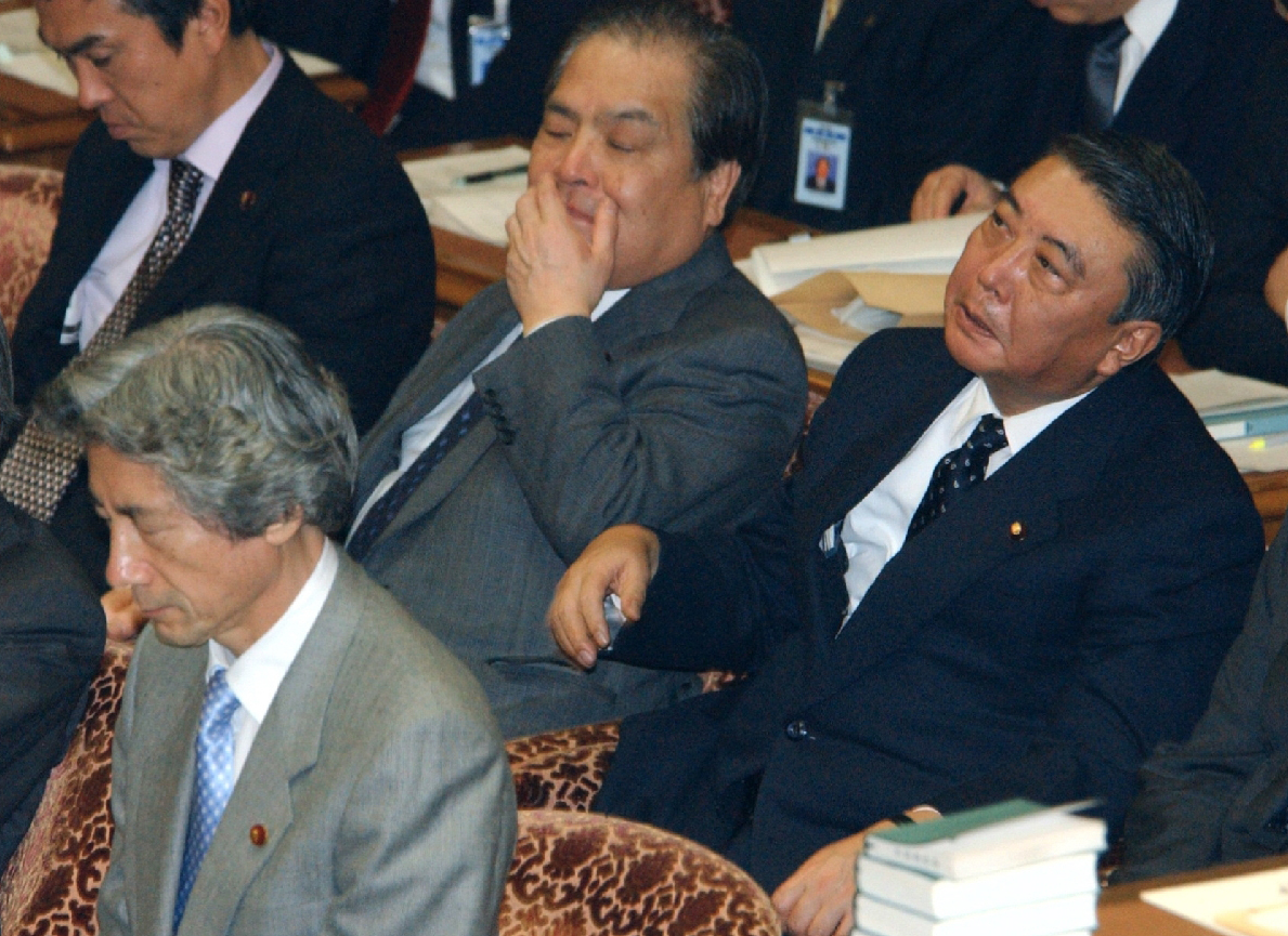 衆院予算委で野党に追及され、疲れた表情を見せる大島理森氏(右)=2003年3月3日