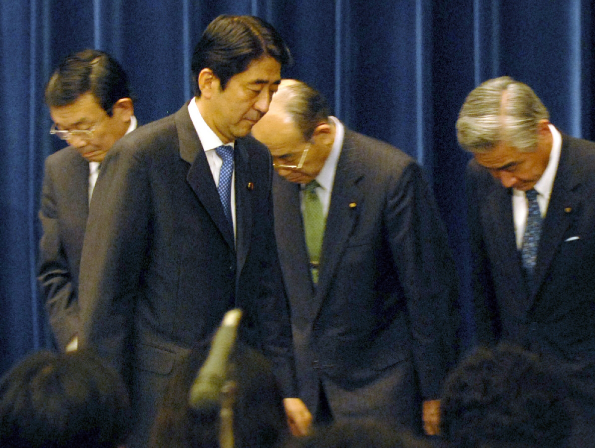 退陣表明の記者会見を終え、会見室を出る安倍晋三首相=2007年9月12日、首相官邸