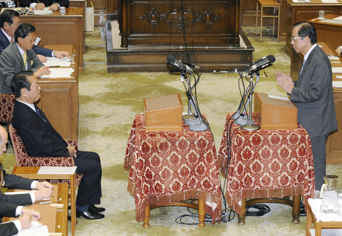党首討論で民主党の小沢一郎代表(左)を前に発言する福田康夫首相=2008年1月9日、国会