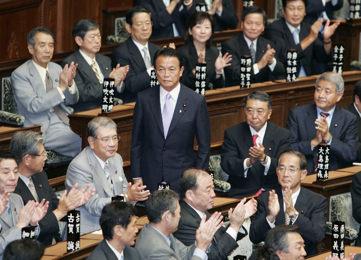 衆院本会議で首相に指名され、祝福の拍手を受ける麻生太郎氏(中央)。右は大島理森氏=2008年9月24日