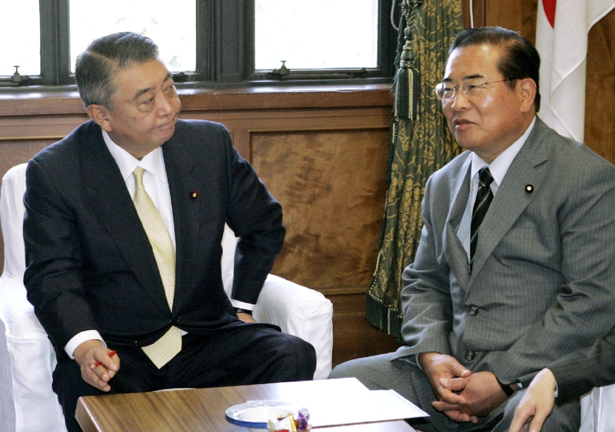 国会日程に関する会談に臨む自民党の大島理森国対委員長(左)と、民主党の山岡賢次国対委員長。大島氏は約1カ月後に在任最長を記録=2008年11月4日、国会
