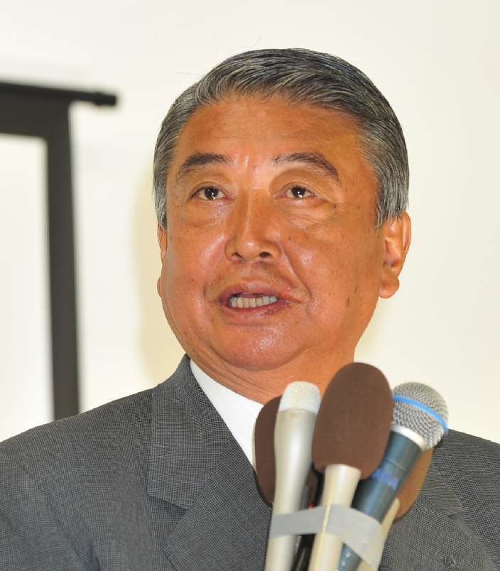 相手候補の当選確実が報じられ、取材を受ける大島理森氏=09年8月30日、八戸市内