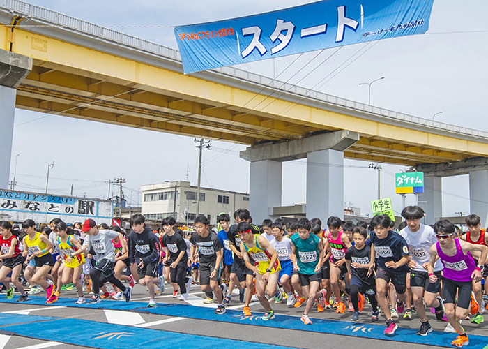 男女3キロ中学生のスタート。一斉に走り出す出場者たち