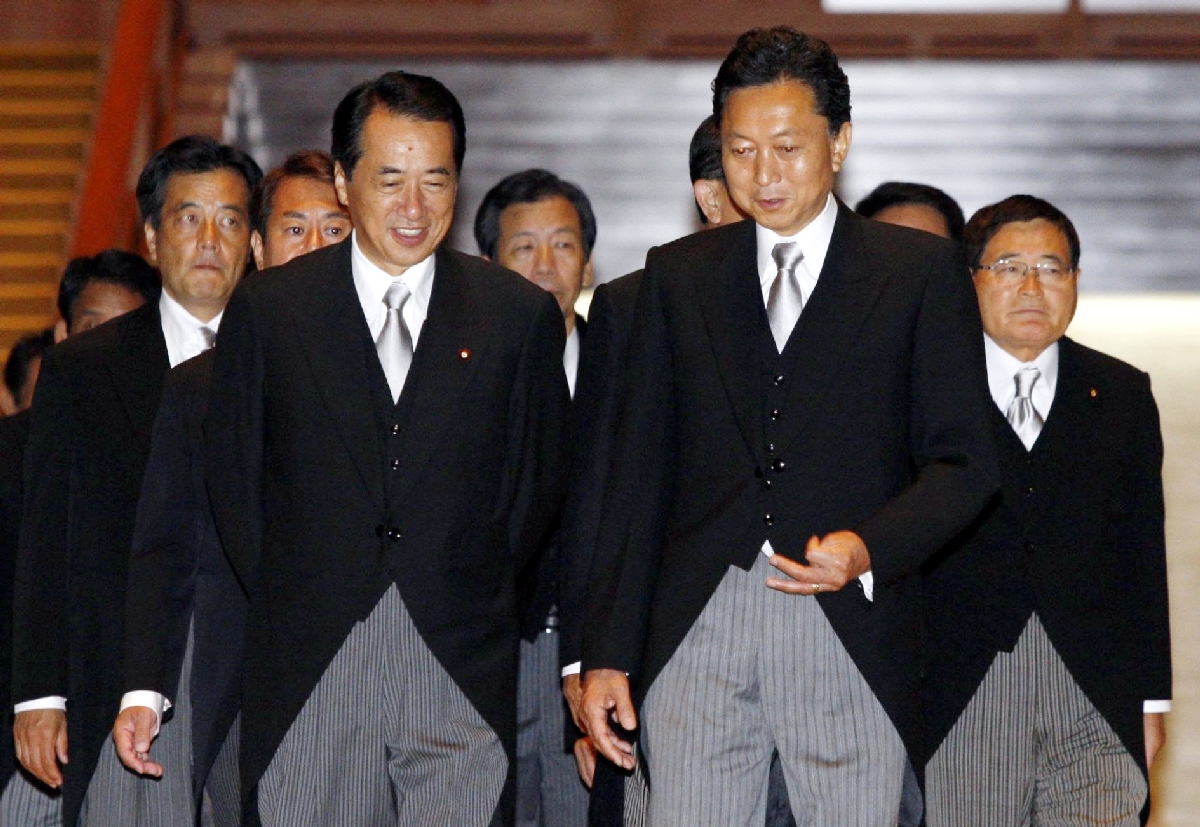 認証式を終え、記念撮影に向かう鳩山由紀夫首相(手前右)と菅直人副総理(同左)ら=2009年9月16日、皇居