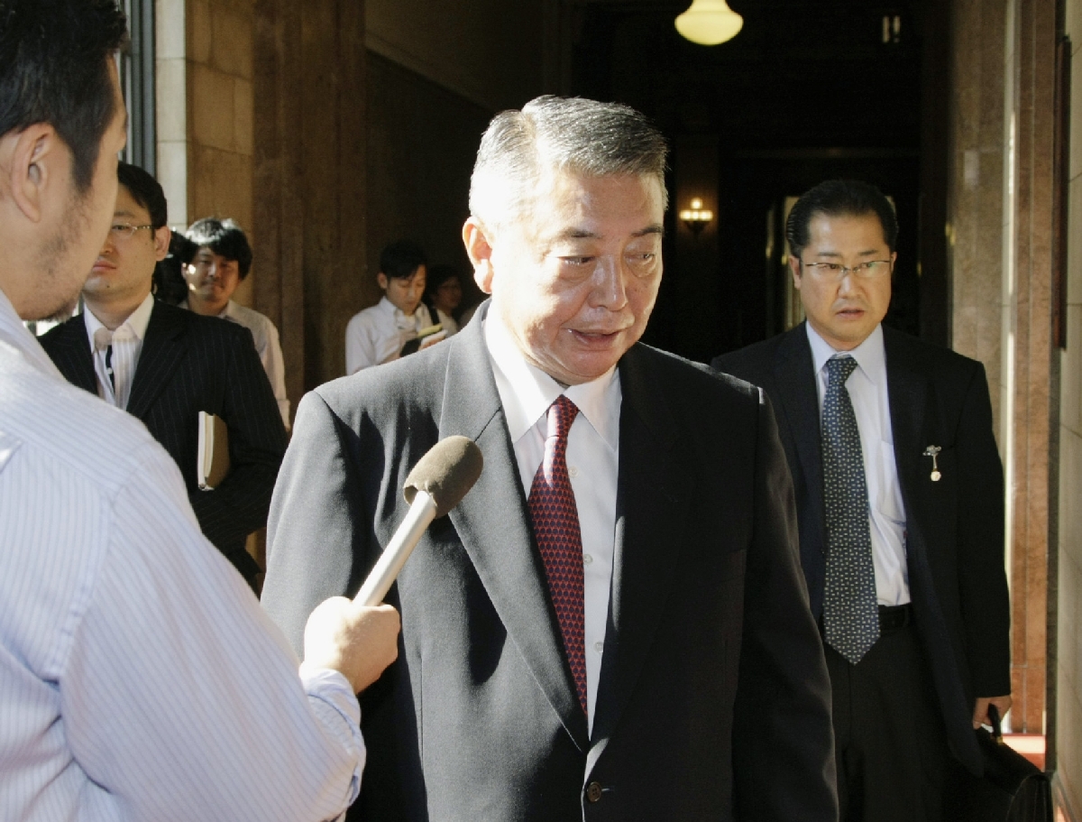 国会控室の“無血開城”が決まった後、自民控室前で落胆した表情を見せる大島理森国対委員長=2009年9月11日
