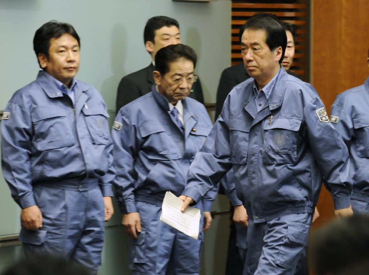原発事故など震災対応について首相談話の発表に臨む菅直人首相(手前)。奥は左から枝野幸男官房長官、仙谷由人官房副長官