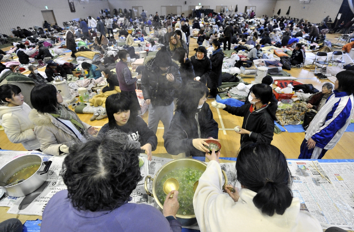 津波で生きる基盤を失った多くの住民が避難所に身を寄せた=2011年3月17日、山田町