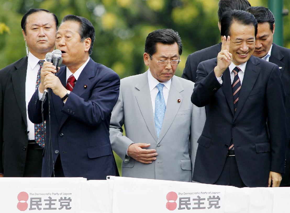 民主党代表選で街頭演説する小沢一郎氏(左)と菅直人首相=2010年9月9日、札幌市