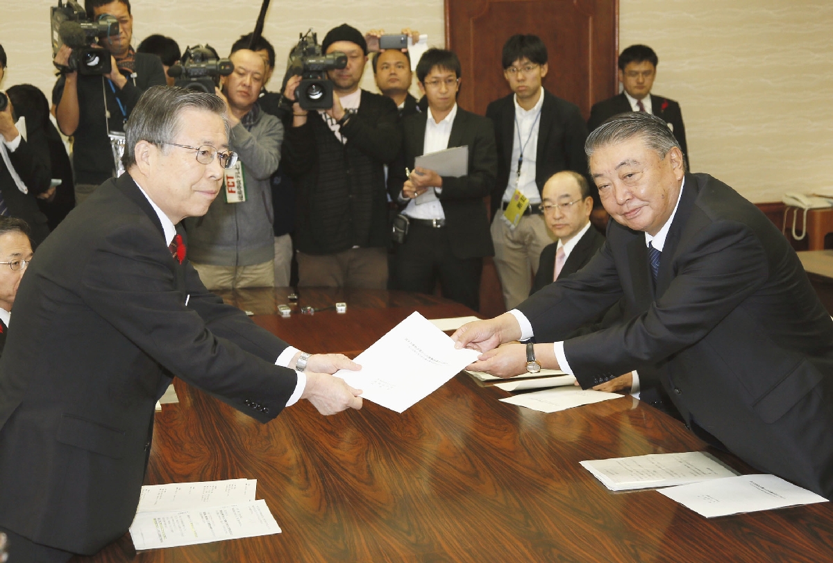 「全員帰還」の見直しを含む提言書を佐藤雄平福島県知事(左)に手渡す大島理森氏=2013年11月12日、福島県庁