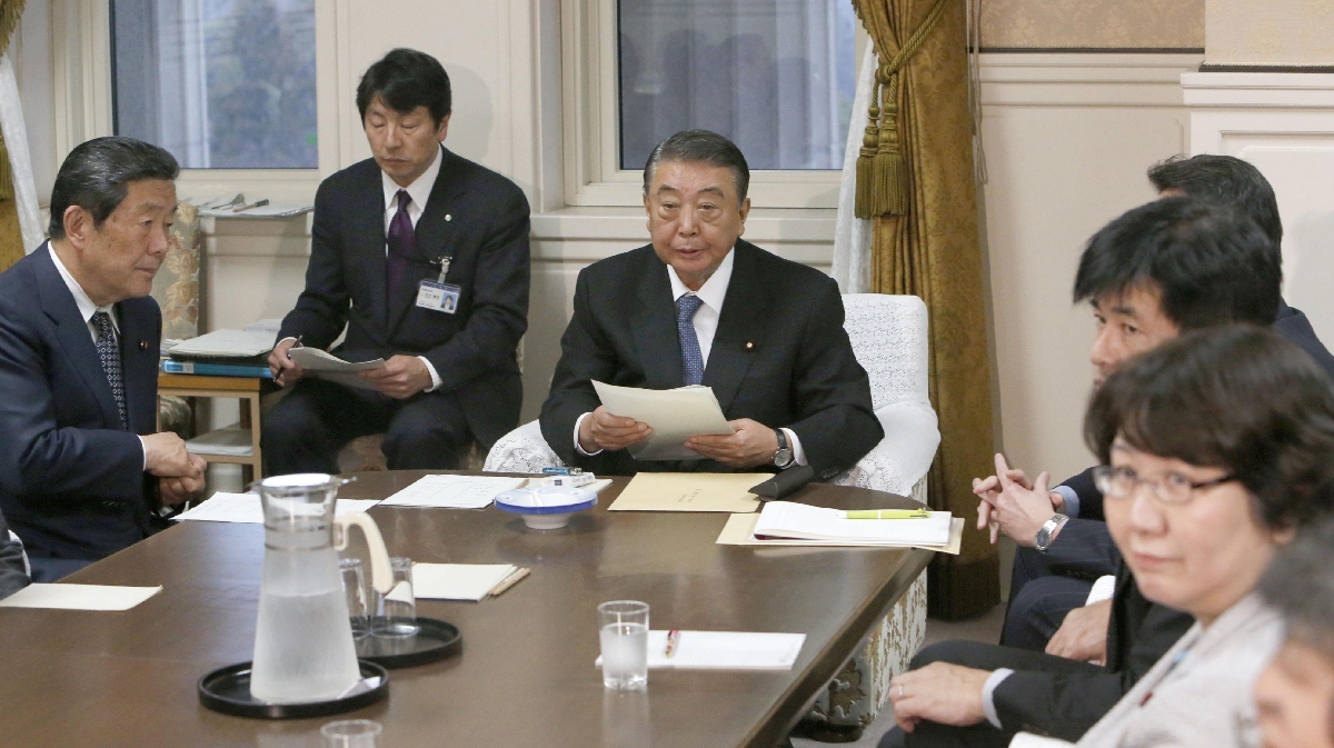 衆院予算委員長として、同委理事会に臨む大島理森氏(中央)。2度目の予算委員長で、2カ月後には衆院議長に就任する=2015年2月26日
