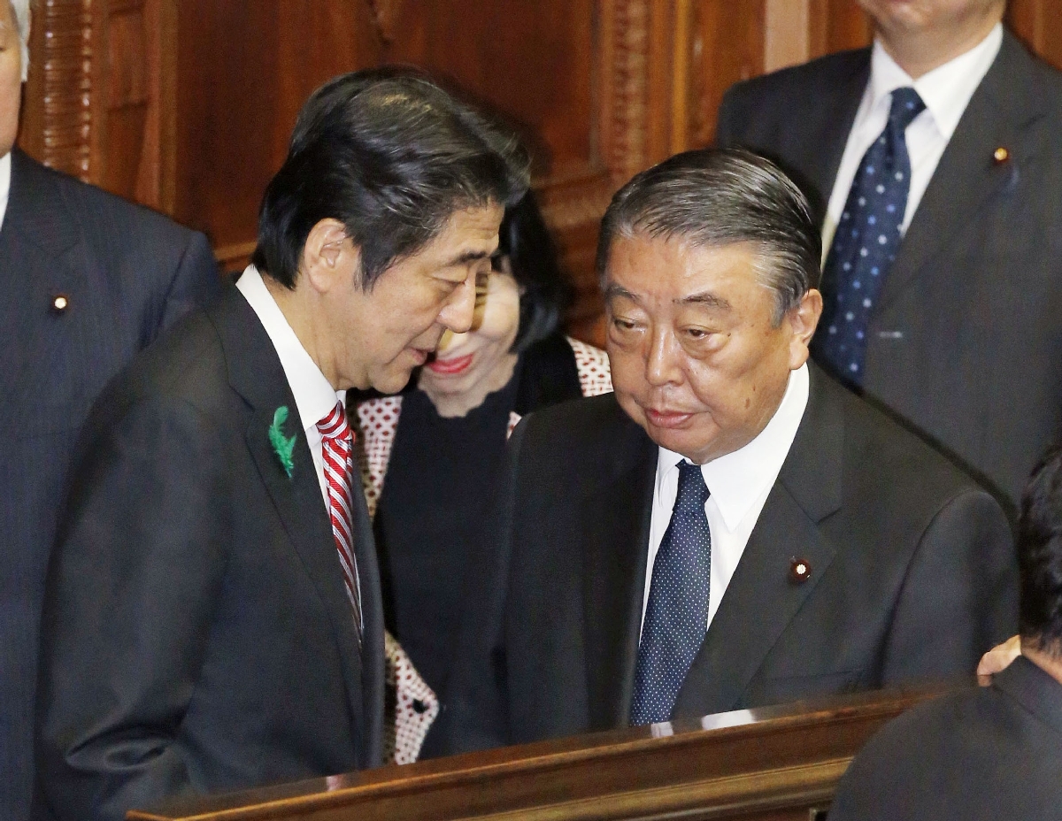 議長を選出する衆院本会議を前に、安倍晋三首相(左)と話す大島理森氏=2015年4月21日、国会