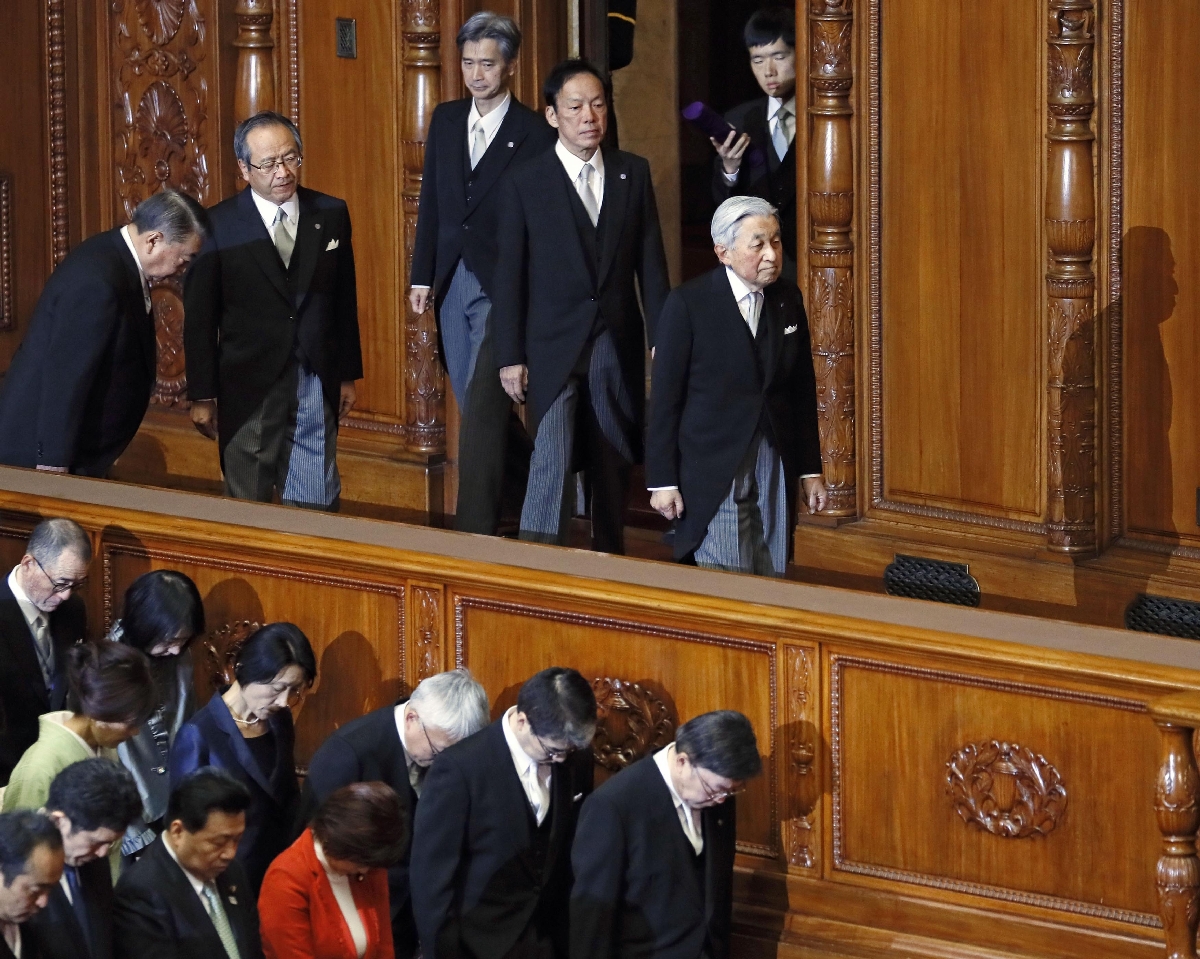 通常国会の開会式のため、参院本会議場に入られる天皇陛下。退位前、最後の国会開会となった。左は大島理森衆院議長=2019年1月28日