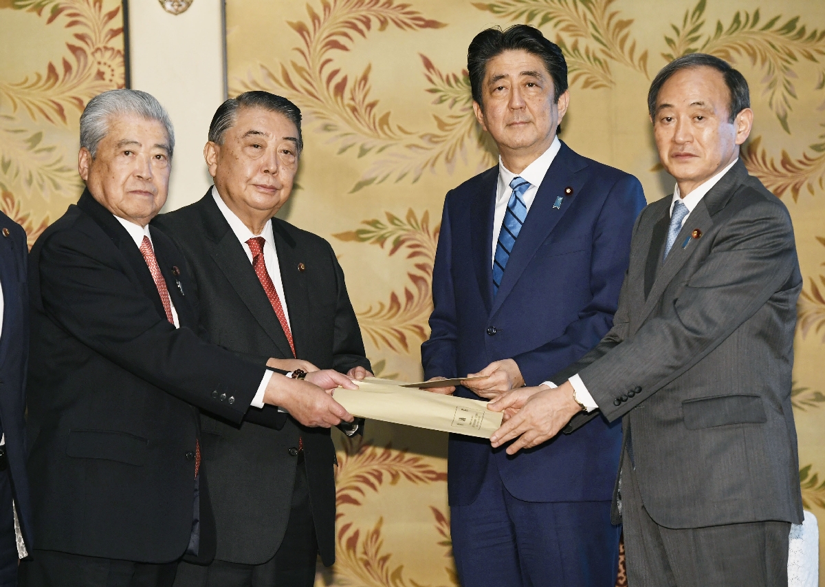 安倍晋三首相(右から2人目)、菅義偉官房長官(右)に、天皇退位の特例法制定を求める国会見解を提出する大島理森衆院議長(右から3人目)。令和になって間もなく、三者で憲法改正ついて話し合った=2017年3月17日、国会