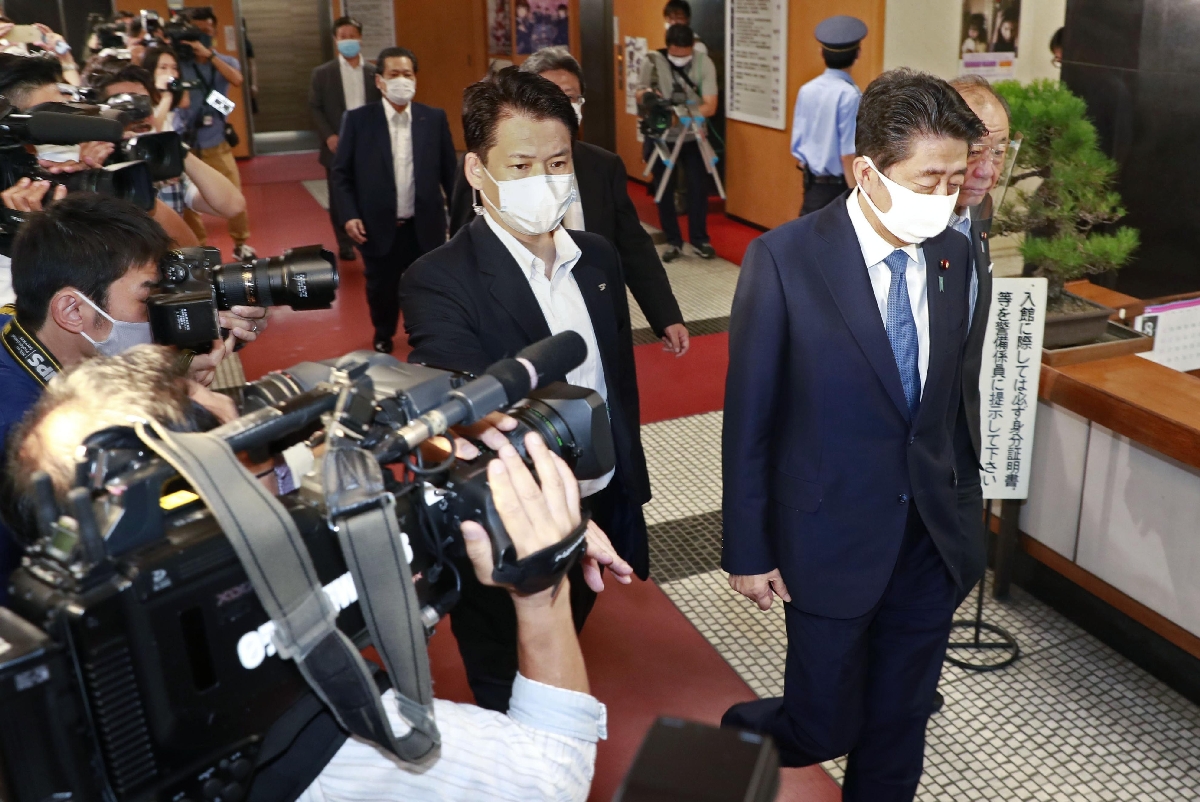 自民党の役員会で辞意を伝えた後、党本部を出る安倍晋三首相。コロナ禍が続く中、持病の悪化で退陣を余儀なくされた=2020年8月23日、東京・永田町