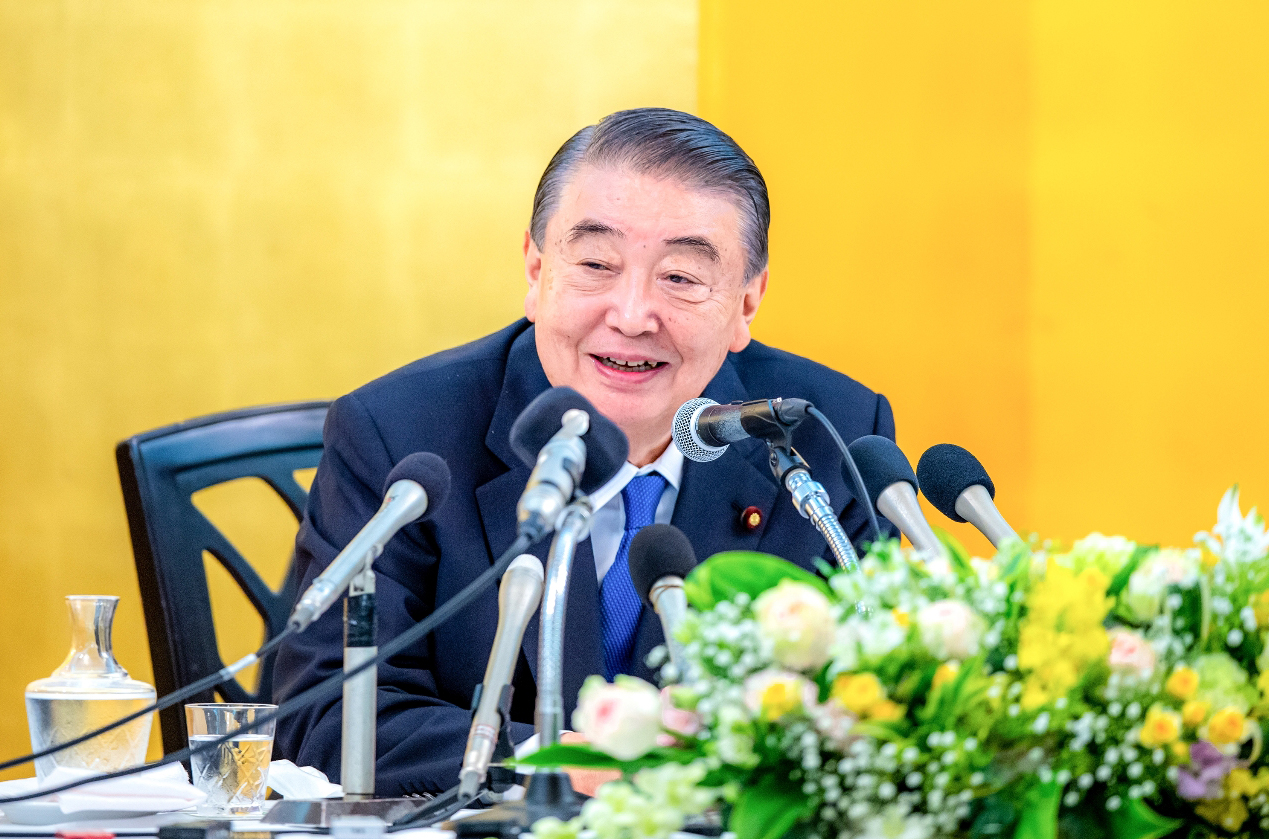 記者会見で政界引退を表明する大島理森氏=2021年8月12日、八戸市内