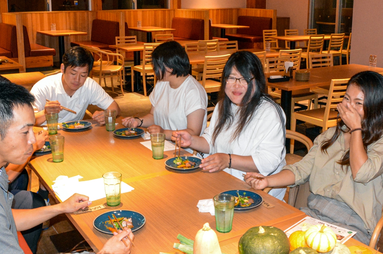 提供された料理を試食する十和田七戸4Hクラブのメンバー