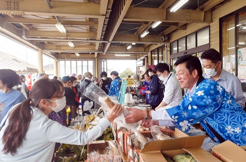 町の特産品をPRする長久保耕治町長(右)=21日、千葉市