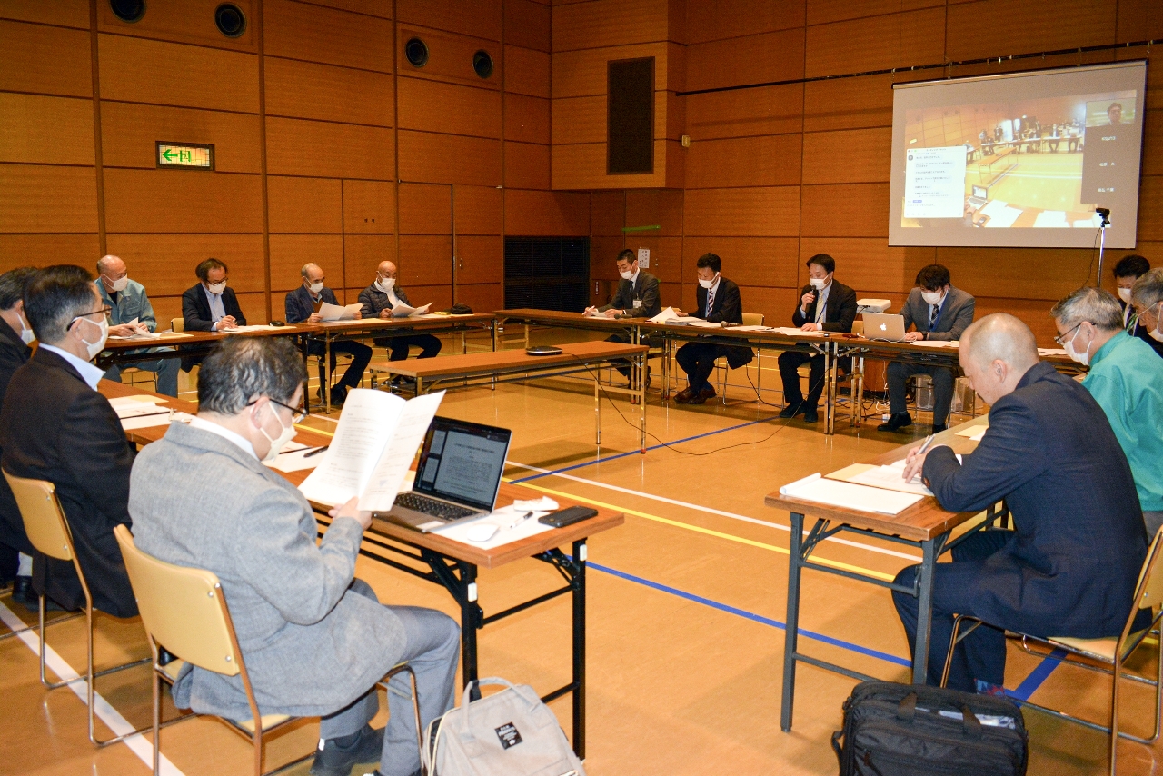 「つくり育てる専門部会」の組織会。養殖の可能性について模索を続ける=3月下旬、八戸市内