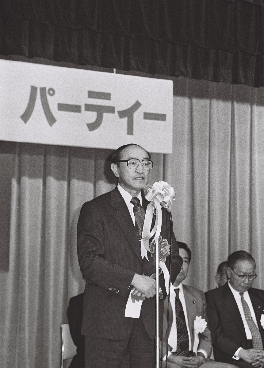 厚相就任パーティーで抱負を語る津島雄二氏=1990年6月、青森市