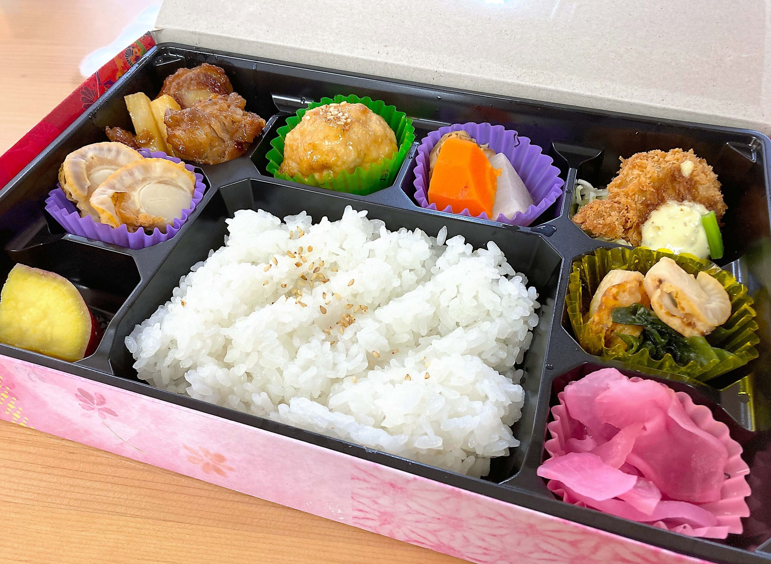 フライや煮物など、ホタテを使った6種類のおかずが入った弁当