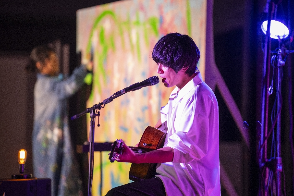 閉館後の八戸市美術館に温かな歌声を響かせた内澤崇仁さん