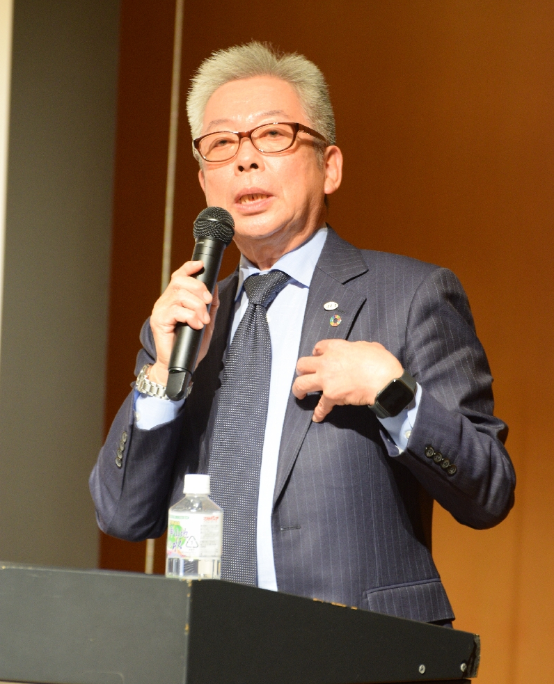 秋田県での取り組みを説明する赤上信弥会長=13日、青森市