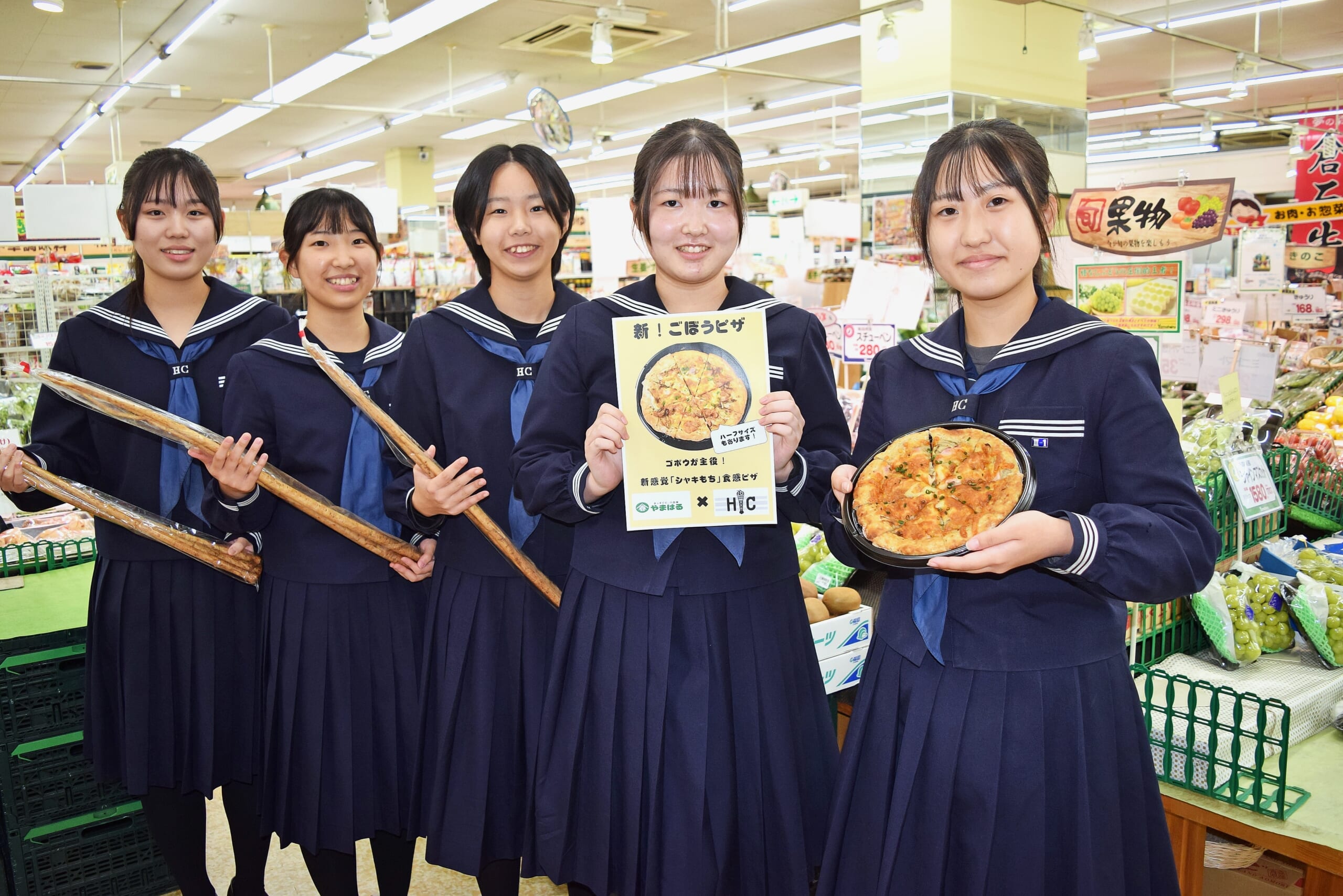 「新!ごぼうピザ」をPRする八戸商業高のメンバー