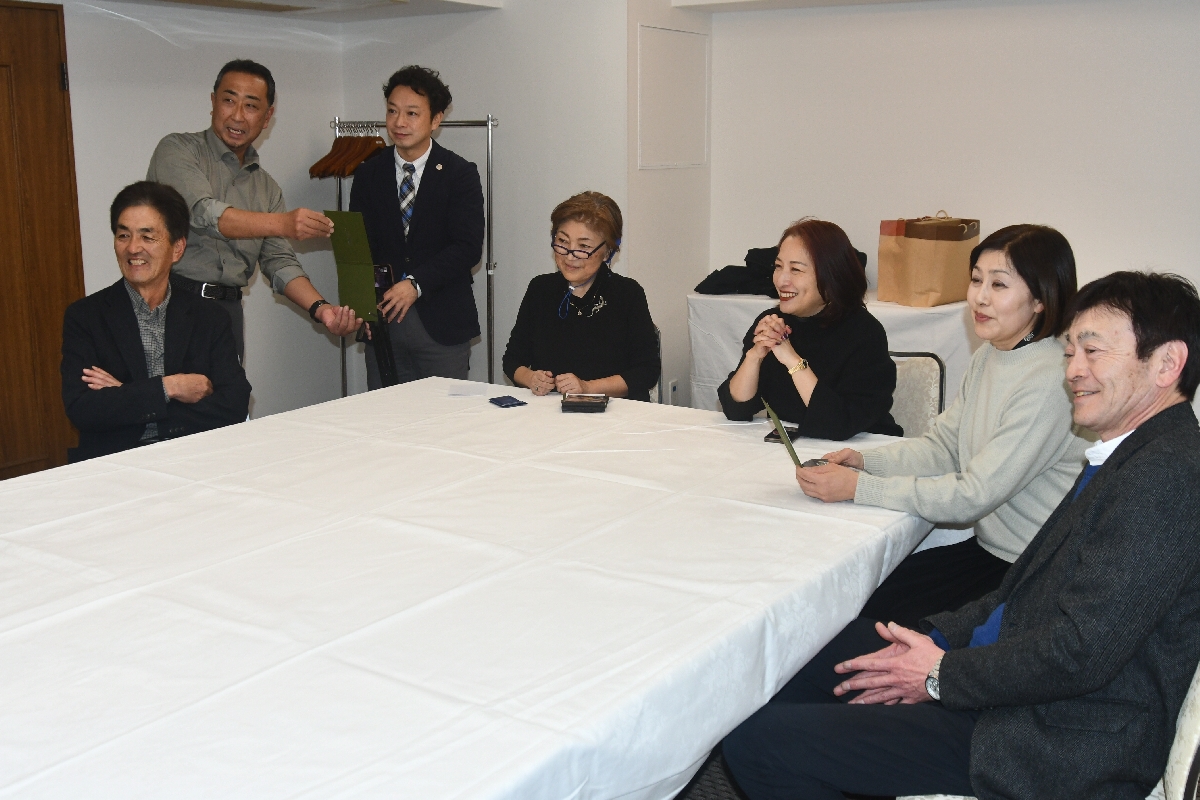 八戸プラザホテルに集まったジュノハートの関係者。星崎弓奈さん一家と談笑しながら一年を振り返った