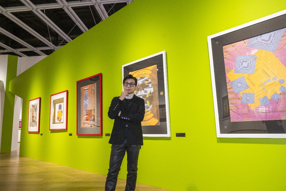 制作時期や技法の全く異なる作品が混在する展示室を「おもちゃ箱をひっくり返したみたい」と評する藤井フミヤさん=19日
