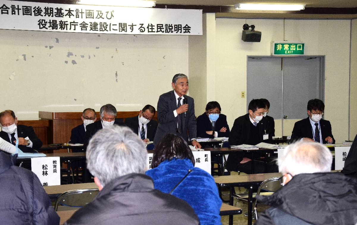 新庁舎建設などについて住民に理解を求める成田隆町長(中央)=26日、おいらせ町中央公民館