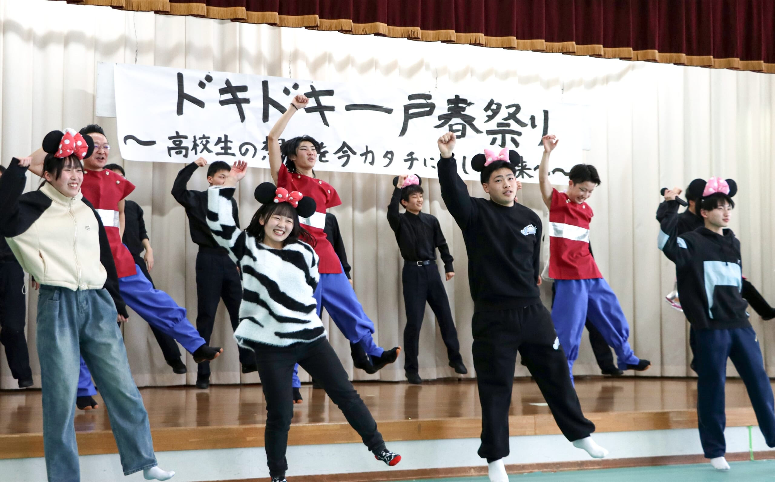 地元の高校生も出演して盛り上げたステージ
