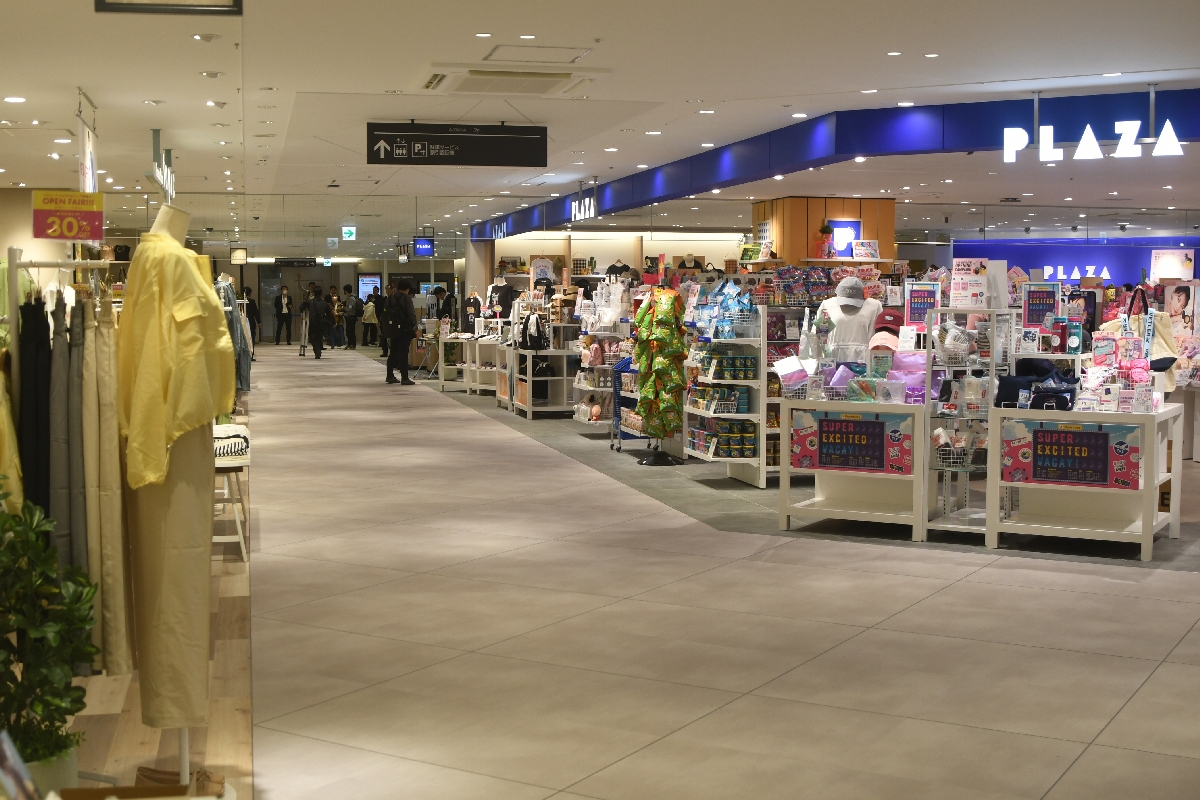 青森県初出店の雑貨店やアパレルブランドなどが入る商業施設「&LOVINA」=25日、青森市