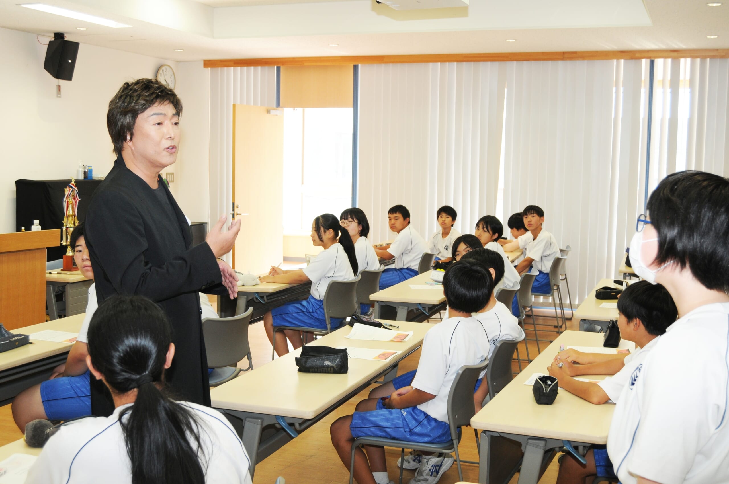 生徒に熱っぽく語りかける下村青さん