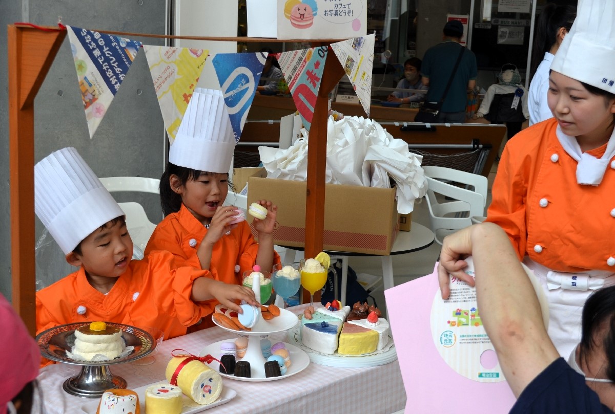 コックコートを着用してイベントを楽しむ子ども