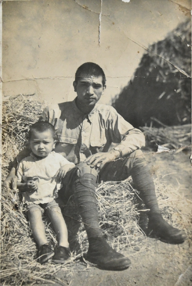 満州で1943(昭和18)年ごろに撮影したとみられる写真に写る伊藤和夫さん(左)と父徳次さん