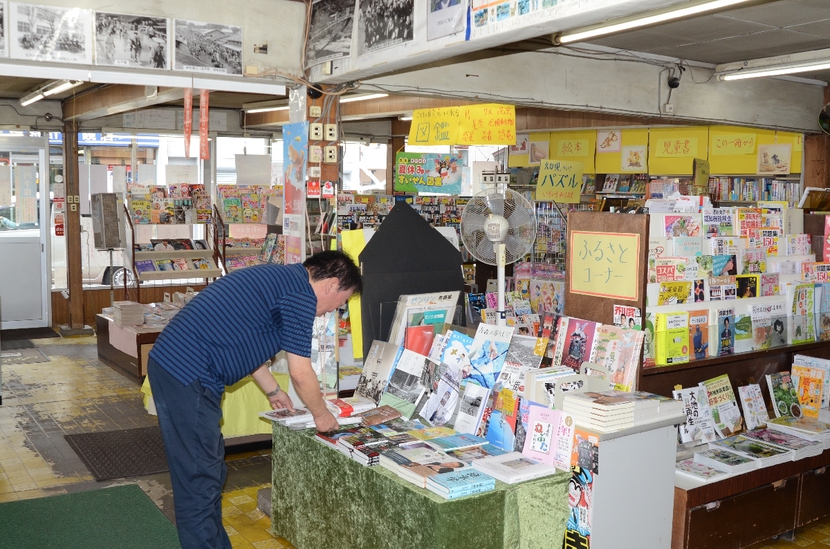 五戸町内唯一の書店、菊六書店は、町民に本を届けるべく、〝最後のとりで〟として営業を続けている=9月、同町